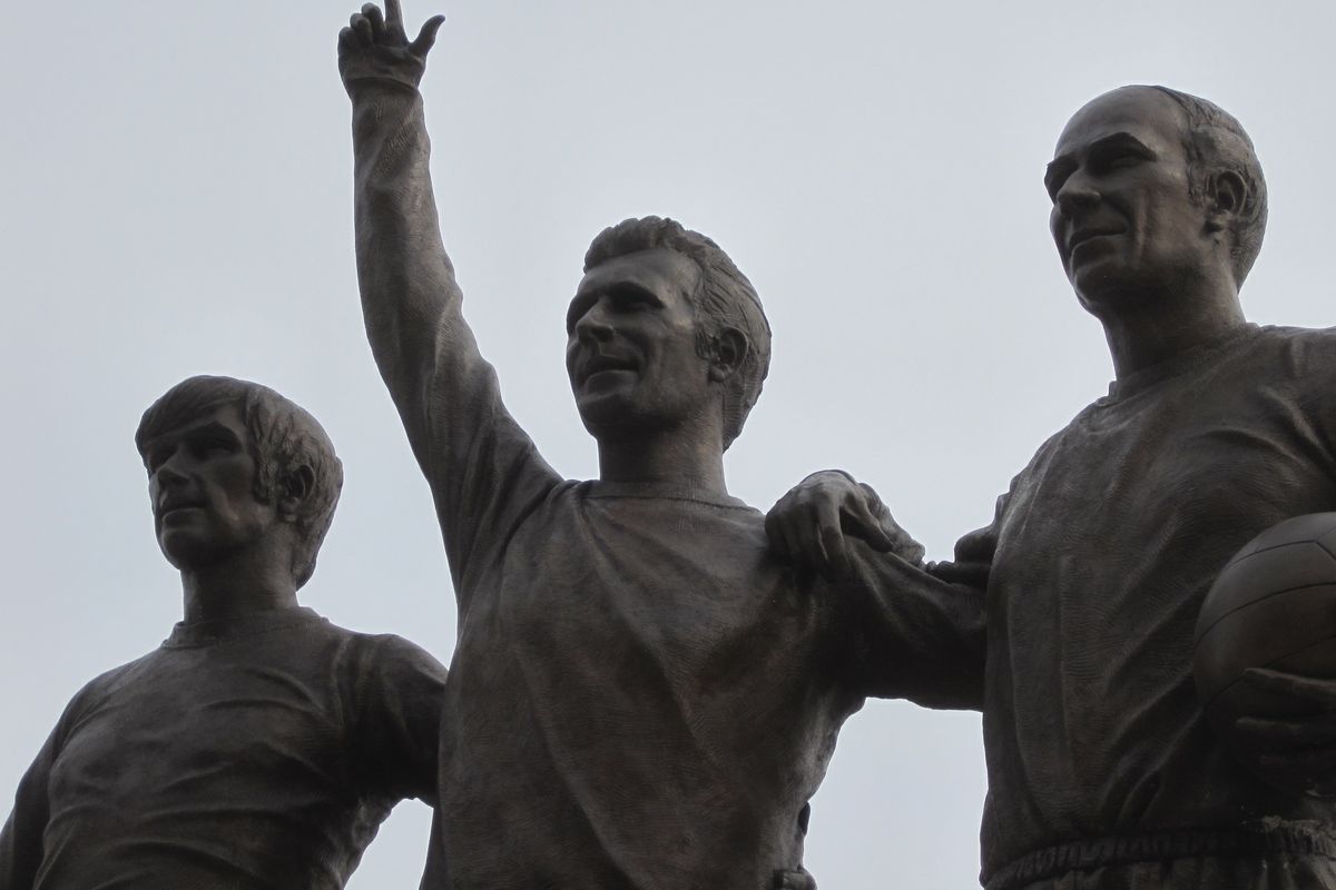 Tượng United Trinity (George Best, Denis Law, Bobby Charlton) trước sân Old Trafford