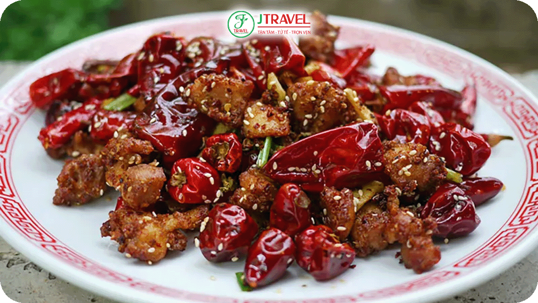 Gà cắt miếng nhỏ, chiên giòn rồi xào cùng ớt khô và tiêu hoa