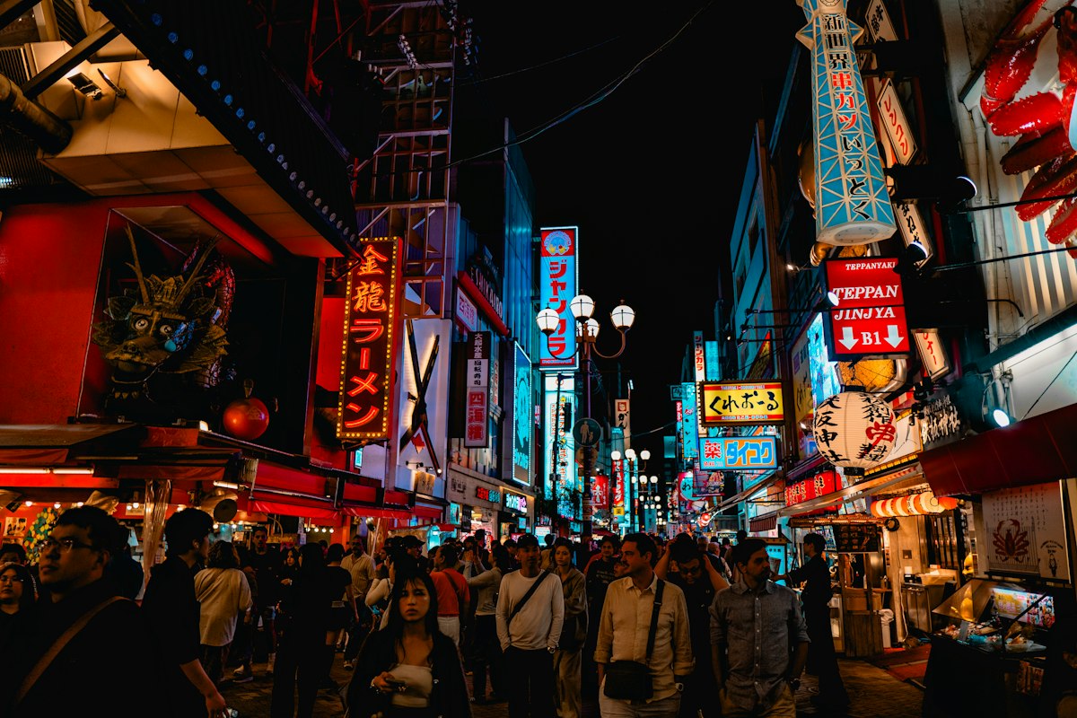 Con phố Osaka rực rỡ đèn neon về đêm