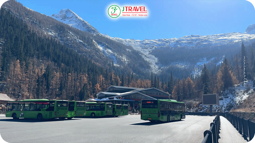 Hệ thống xe điện và cáp treo đưa du khách lên khu vực băng hà Đạt Cổ Băng Xuyên