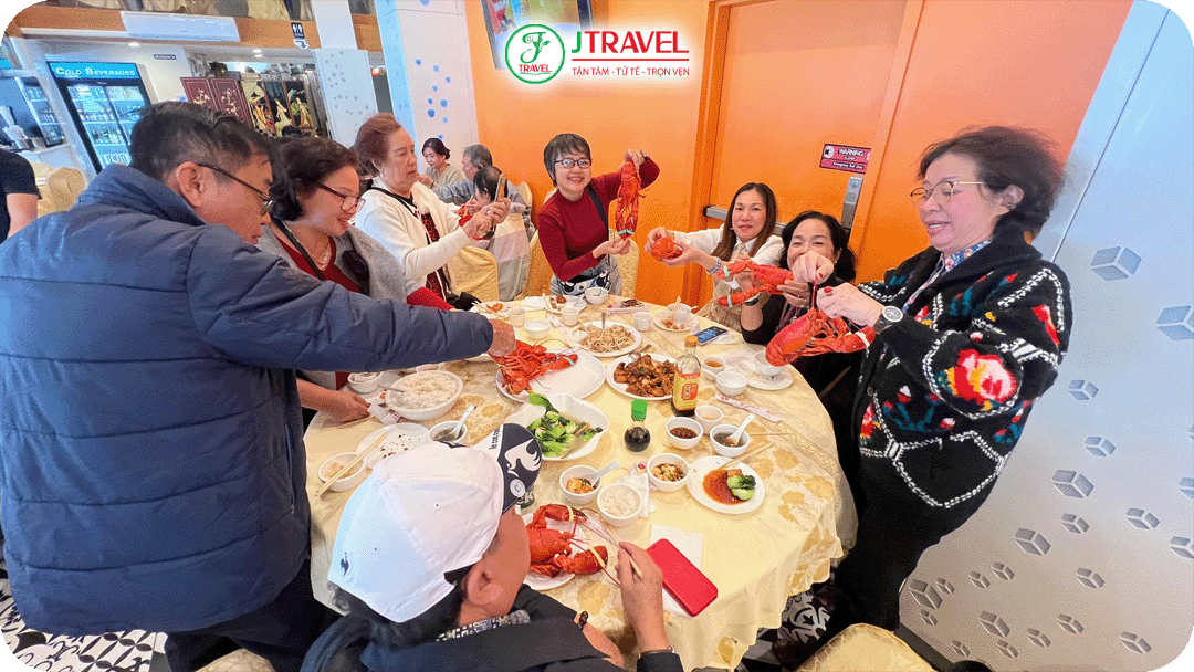 Du khách J Travel thưởng thức Tôm Hùm và dùng bữa tại New England