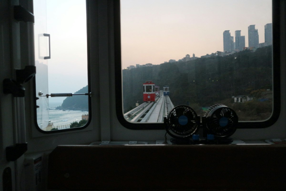 Ngắm biển Busan từ bên trong toa Sky Capsule