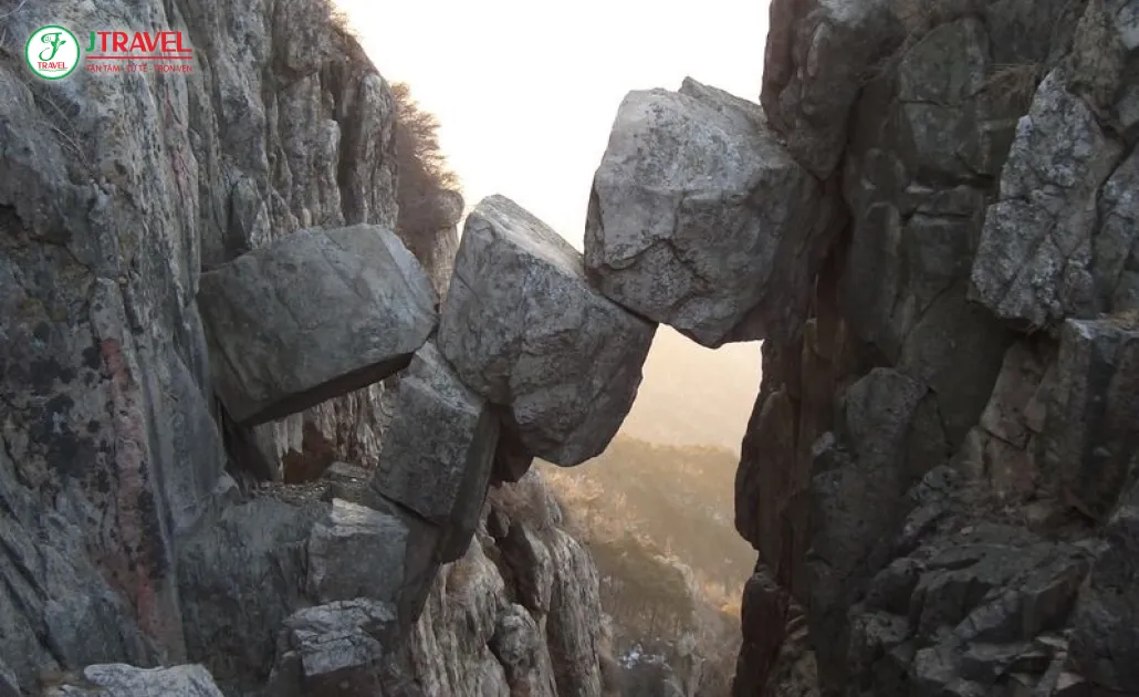 Cầu Bất Tử trên núi Thái Sơn Trung Quốc