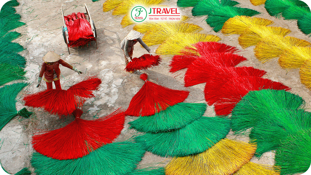 Cảnh làm nghề chiếu tại làng chiếu Cà Mau