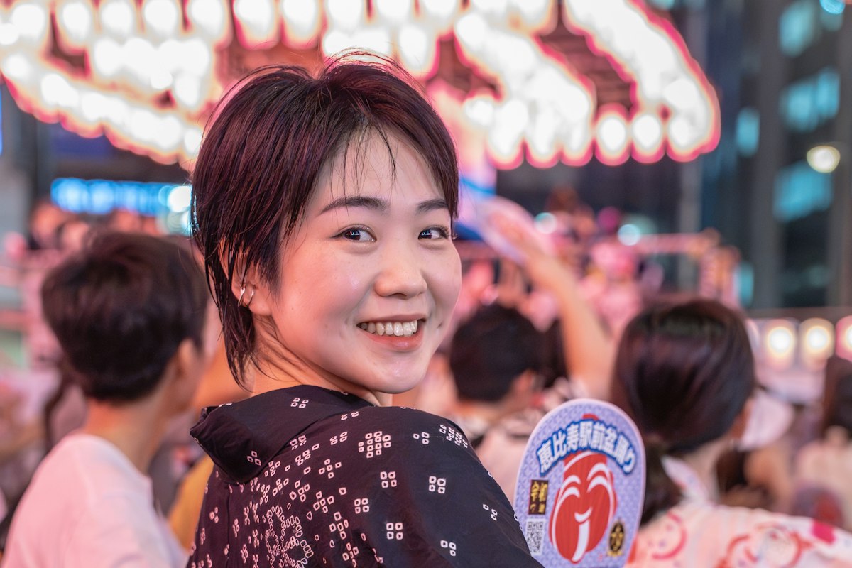 Cô gái mặc yukata mỉm cười tại lễ hội mùa hè