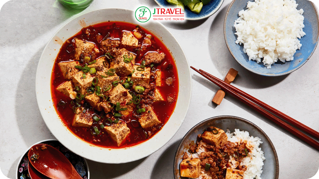 Món đậu phụ mềm mịn hòa quyện cùng nước sốt cay nồng, thịt bằm và tiêu Tứ Xuyên