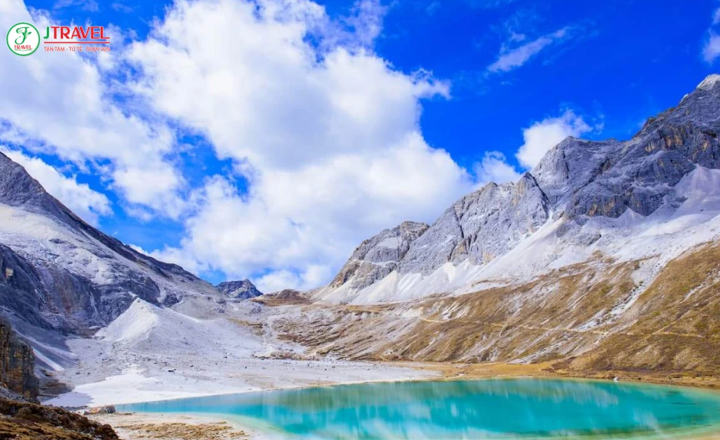 Tuyết phủ trên đỉnh núi cao Á Đinh tháng 4