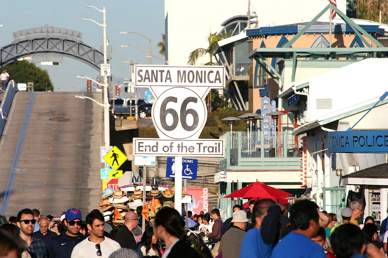 Biển End of the Trail trên cầu tàu Santa Monica, điểm kết thúc Route 66