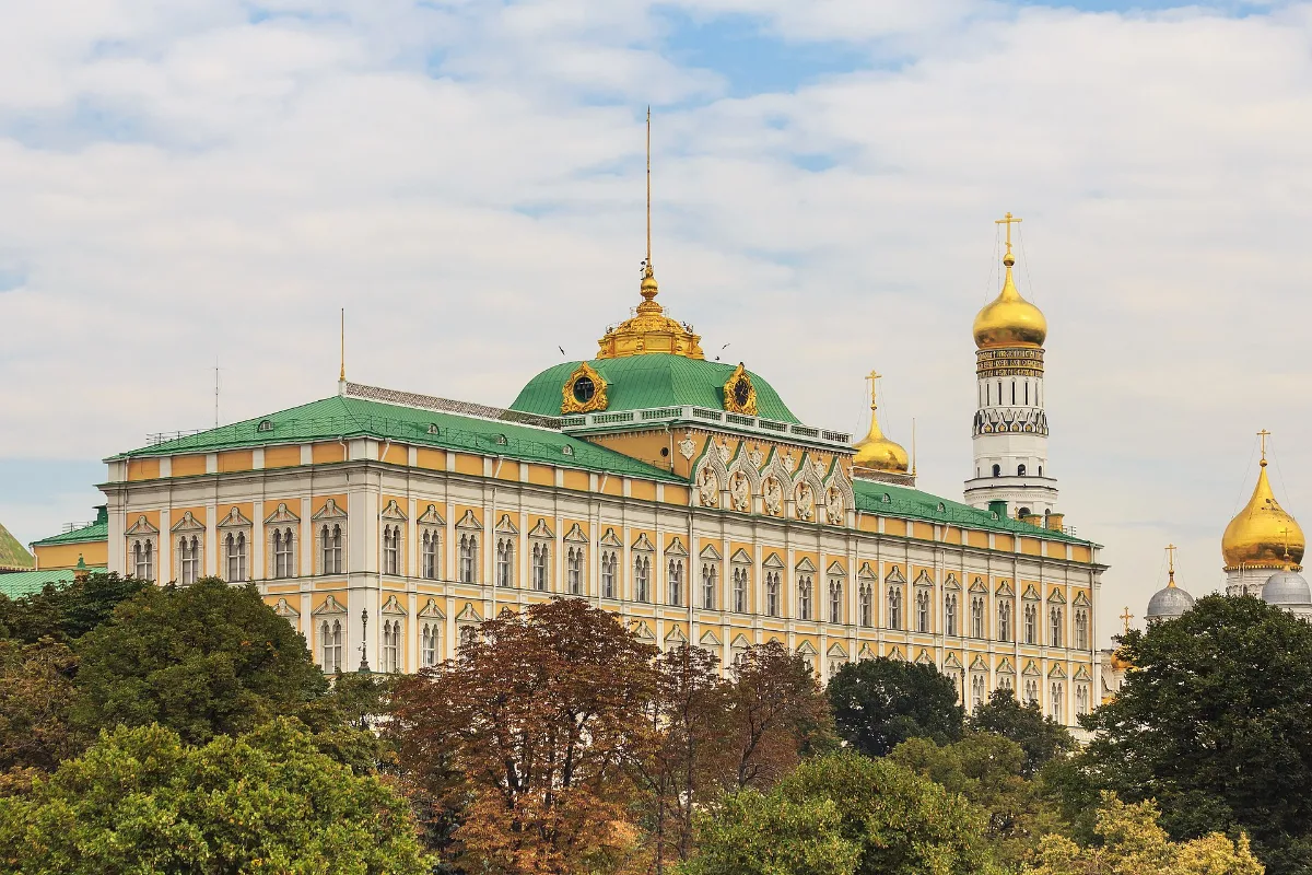 Điện Kremlin và sông Moskva nhìn từ cầu Bolshoy Kamenny, Moscow