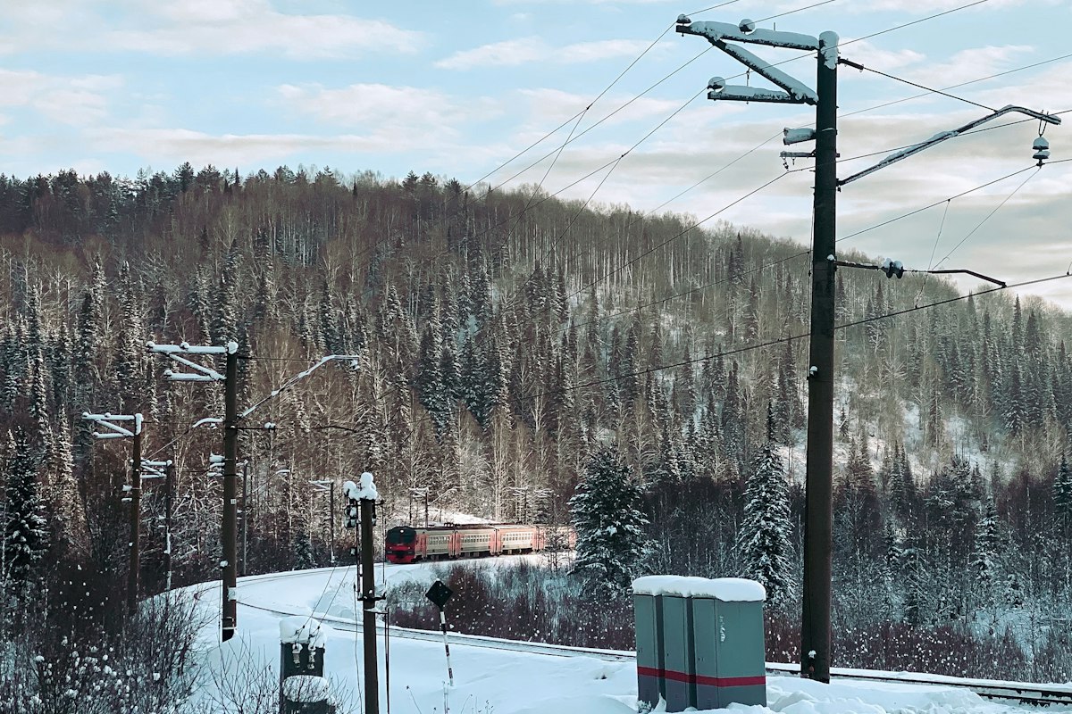 Tuyến đường sắt đi qua rừng cây phủ tuyết vùng Siberia