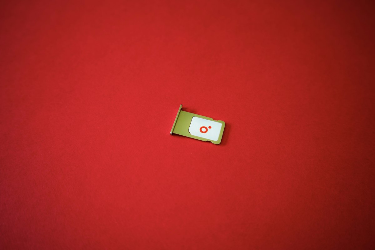Thẻ SIM điện thoại đặt trên nền đỏ