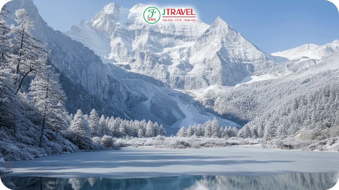 Lớp băng trên hồ Ngũ Sắc lấp lánh như hàng nghìn viên pha lê