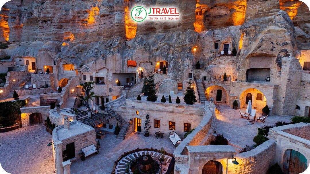 Du khách được ngủ 2 đêm tại hang đá Cappadocia ngắm khinh khí cầu