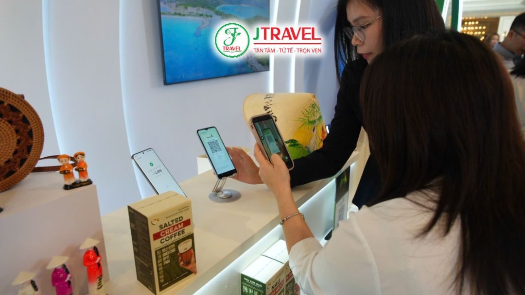 Du khách Trung Quốc trải nghiệm quét mã QR