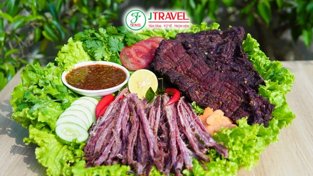 Thịt trâu gác bếp đặc sản núi rừng Tây Bắc