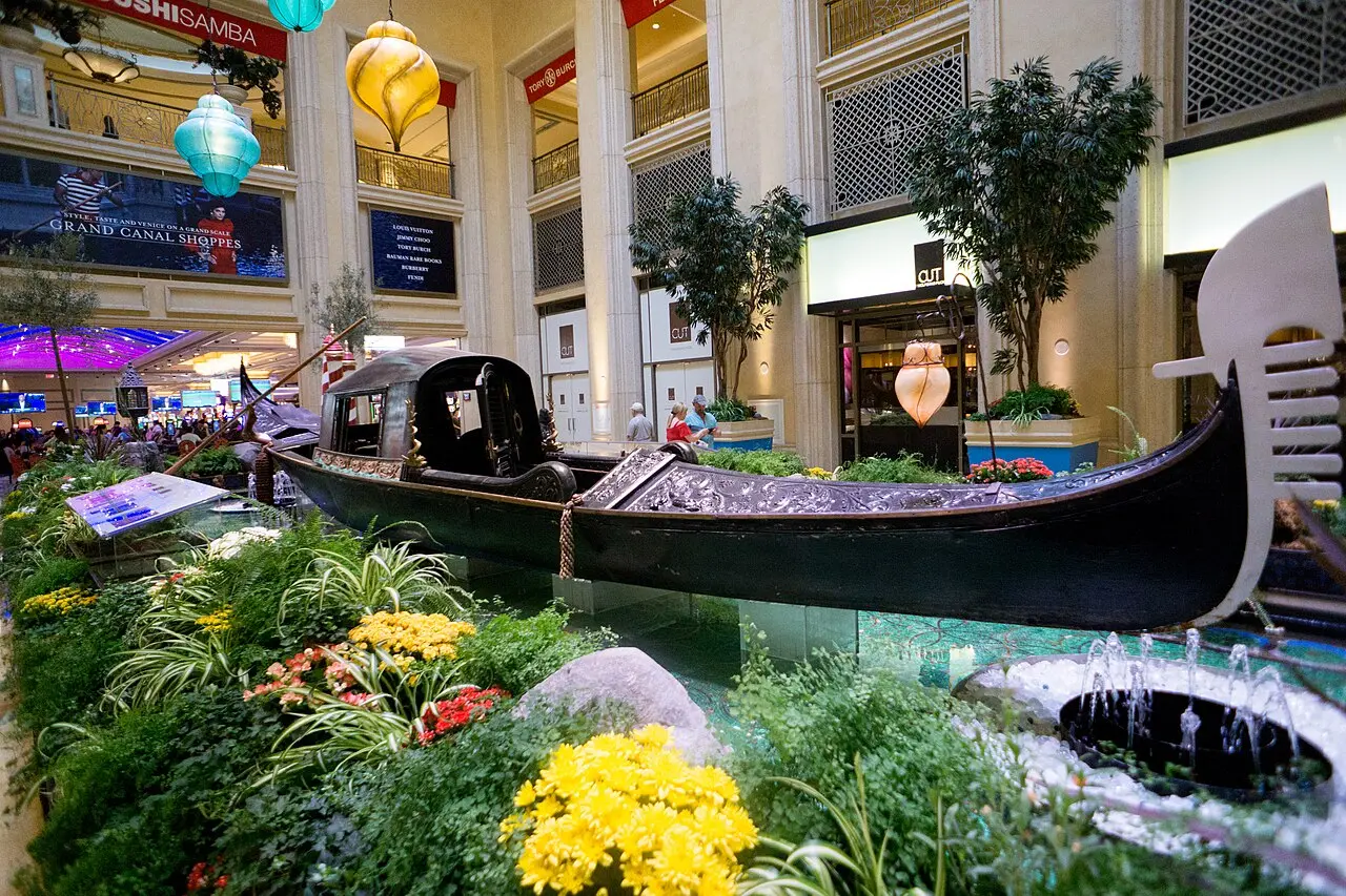 Kênh đào và thuyền gondola trong khách sạn Venetian Las Vegas