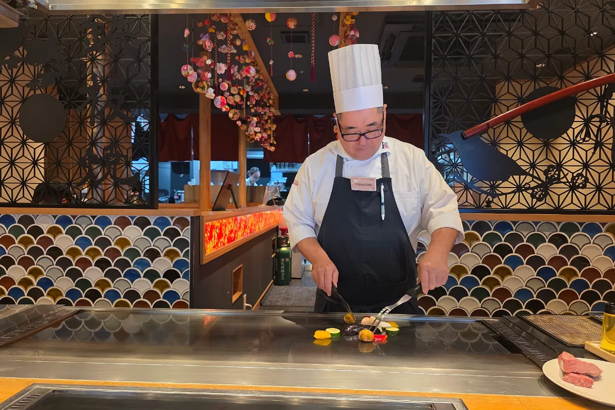 Đầu bếp nướng bò Kobe trên bàn teppanyaki