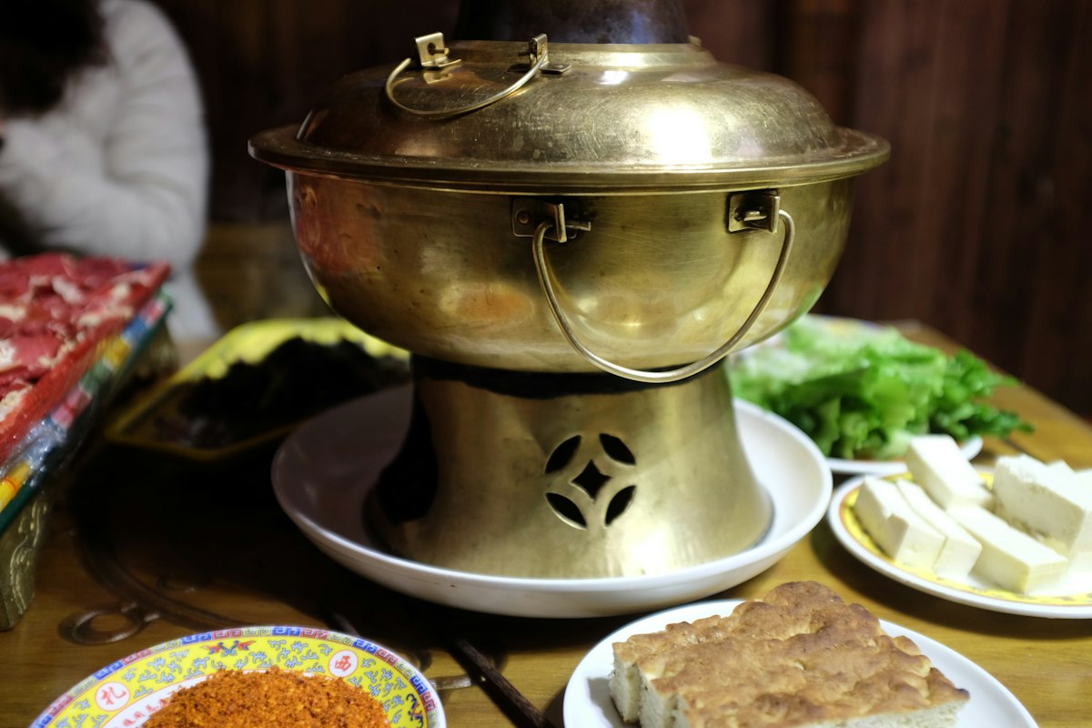 Lẩu nồi đồng với các món nhúng