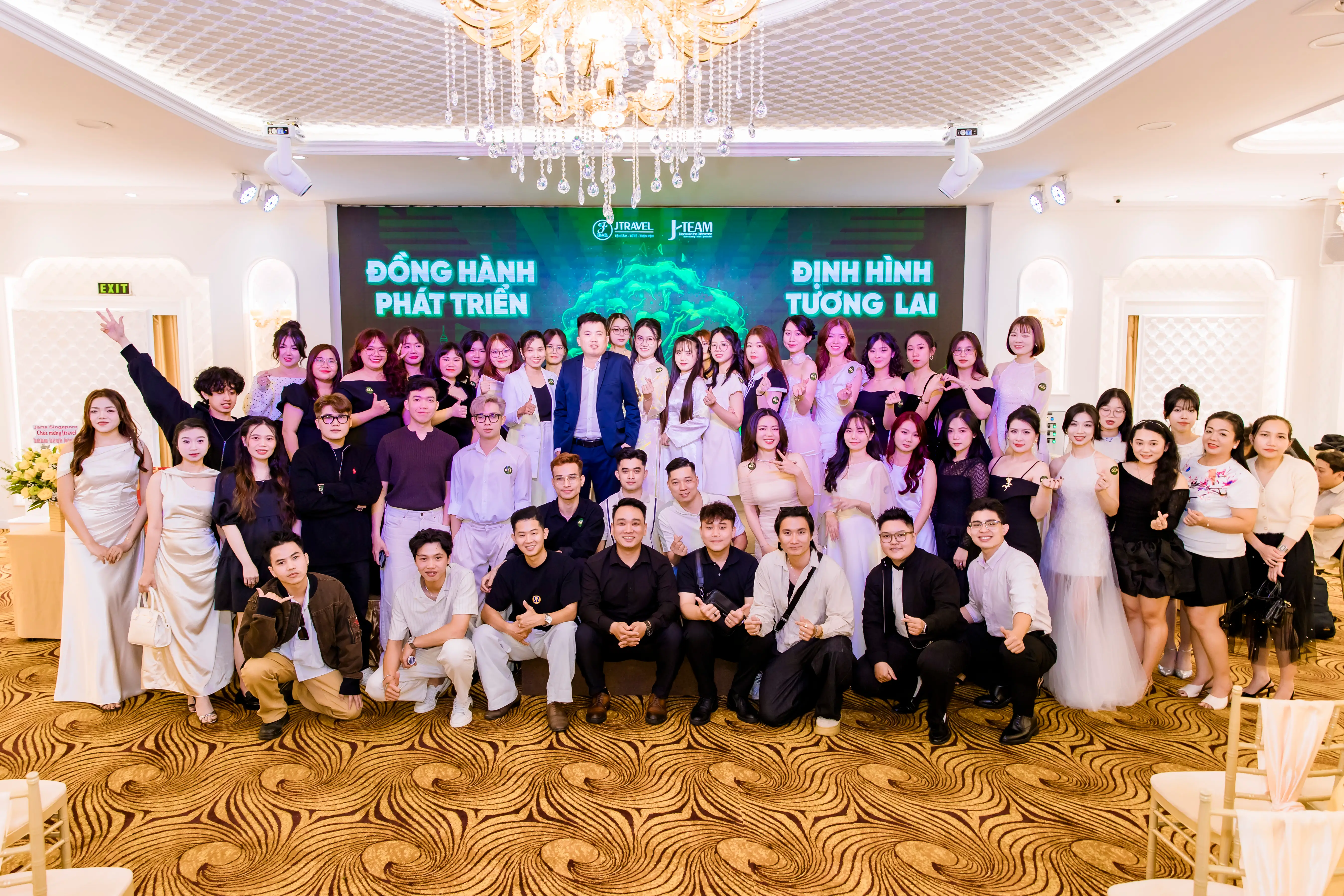 Đội ngũ nhà J Travel