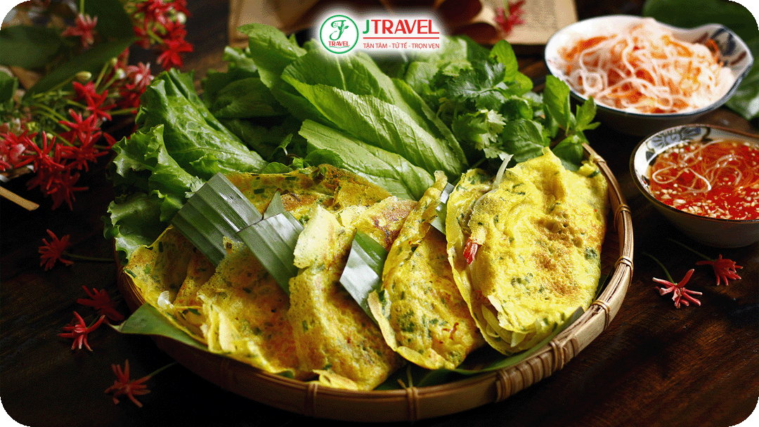 Bánh xèo miền Trung nhỏ với lớp vỏ mỏng và giòn