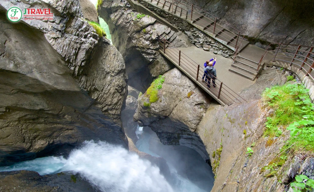 Khám phá thác Trümmelbach Lauterbrunnen – kỳ quan thiên nhiên ẩn sâu trong lòng núi đá giữa thung lũng cổ tích Thụy Sĩ