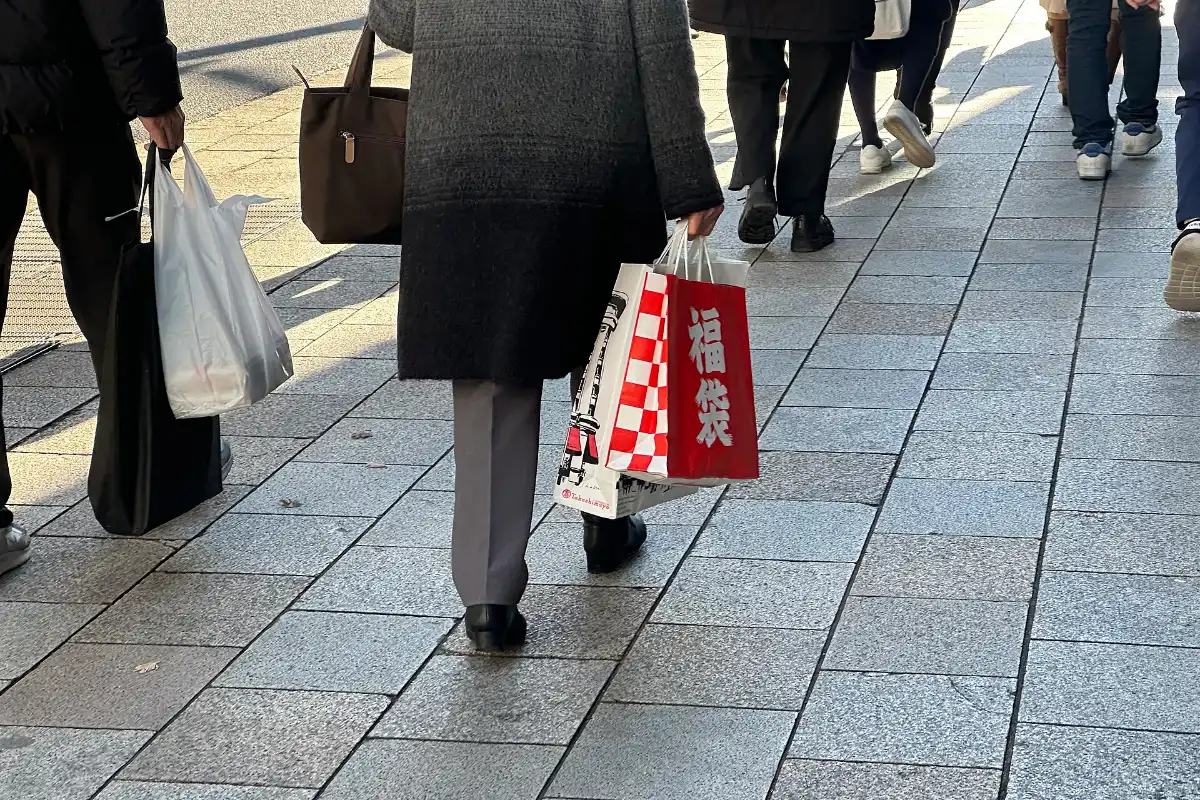 Túi may mắn fukubukuro bán dịp đầu năm ở Tokyo