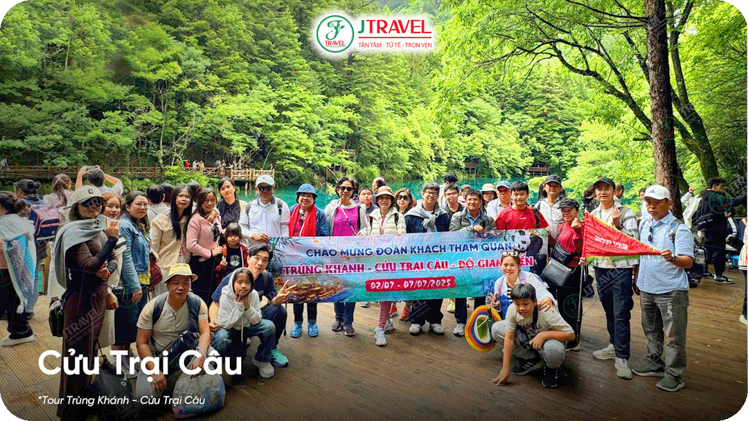 Du khách J Travel tham quan Cửu Trại Câu