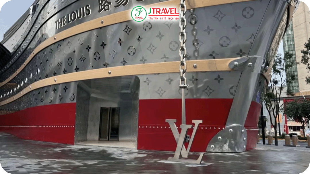 Phần mũi tàu độc đáo với mỏ neo logo Louis Vuitton