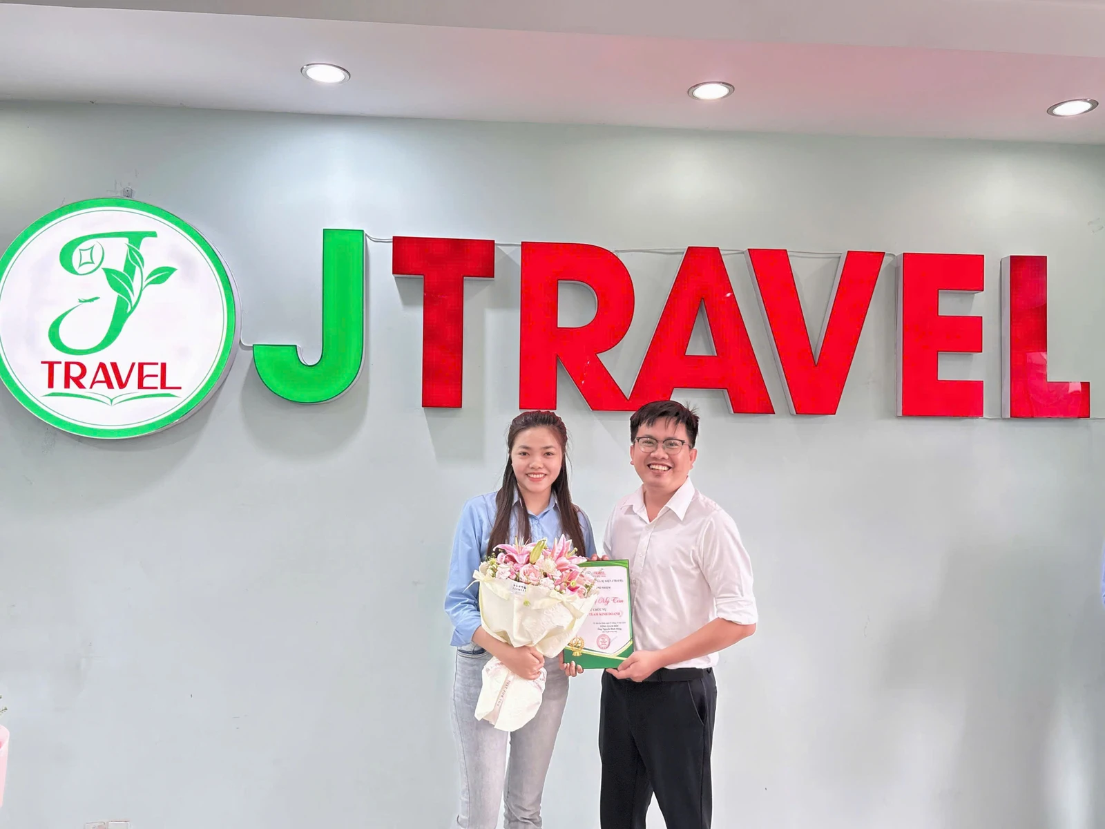 Trưởng phòng Kinh doanh Team 4 – Trần Thị Mỹ Tím Ms. Trần Thị Mỹ Tím nhận quyết định bổ nhiệm Trưởng phòng Kinh doanh Team 4 J Travel