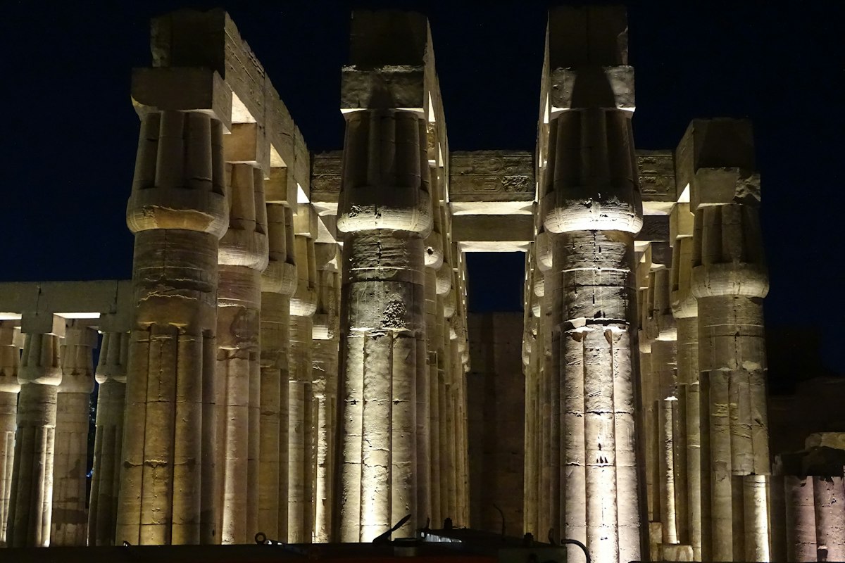 Đền Luxor rực sáng về đêm