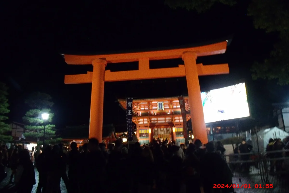 Cổng torii đền Fushimi Inari trong đêm năm mới