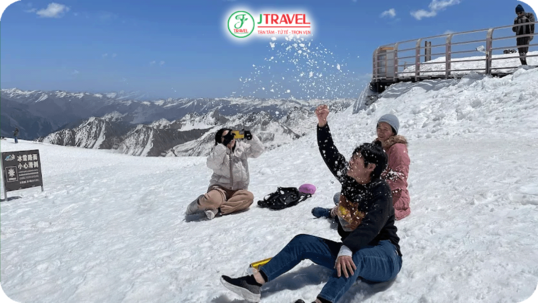 Đạt Cổ Băng Xuyên khoác lên mình tấm áo tuyết trắng xóa vào mùa đông