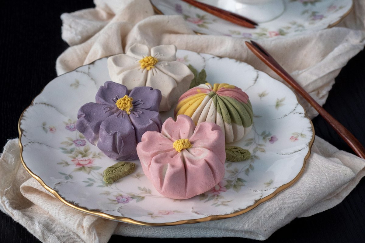 Bánh wagashi tạo hình hoa nhiều màu sắc trên đĩa