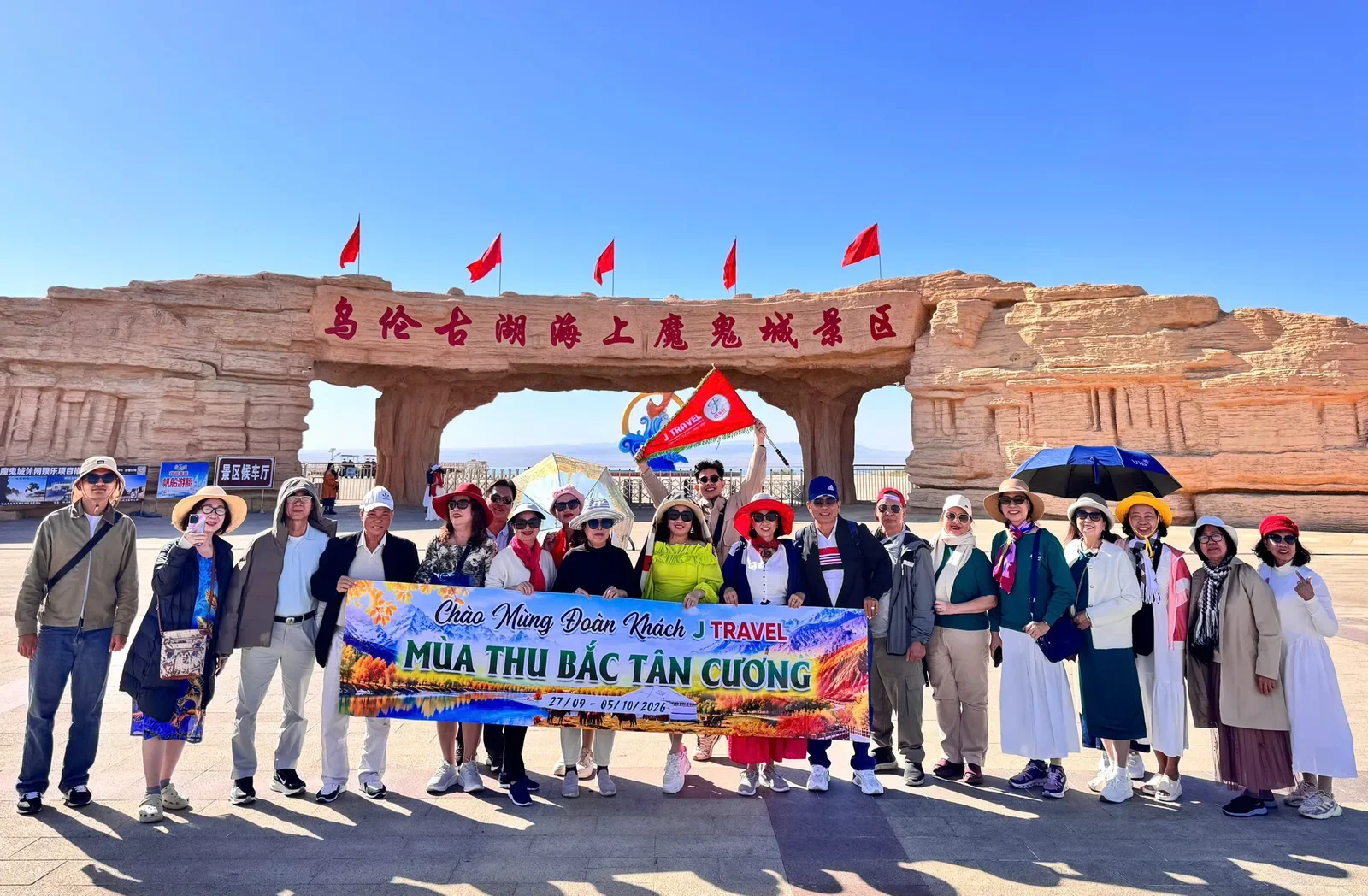 Đoàn khách J Travel tại Ma Quỷ Thành hồ Ulungur, tour Tân Cương mùa thu