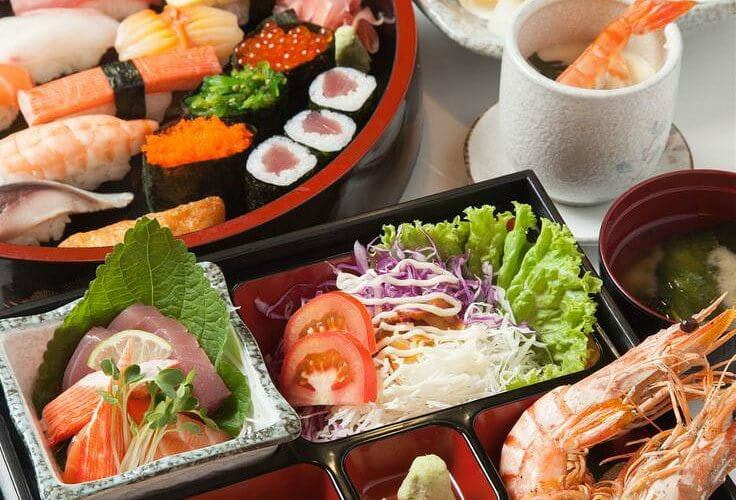 Sashimi, hải sản tươi sống là món ăn không thể bỏ qua khi du lịch Hokkaido Nhật Bản