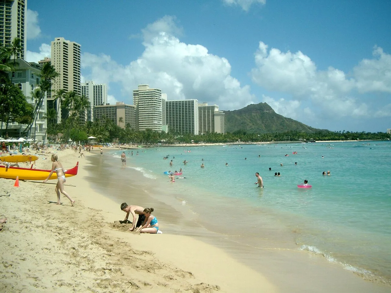Bãi biển Waikiki với núi Diamond Head phía xa, Honolulu