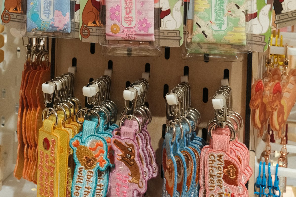 Những chiếc bùa omamori nhiều màu sắc được bày bán tại đền
