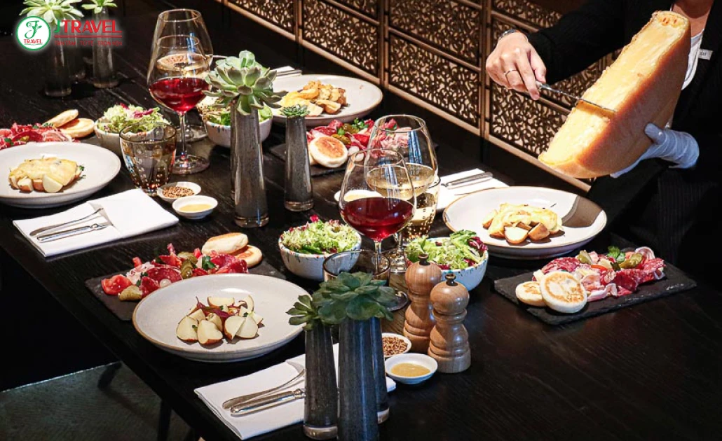 Raclette Thụy Sĩ nướng chảy ăn kèm khoai tây và thịt nguội truyền thống