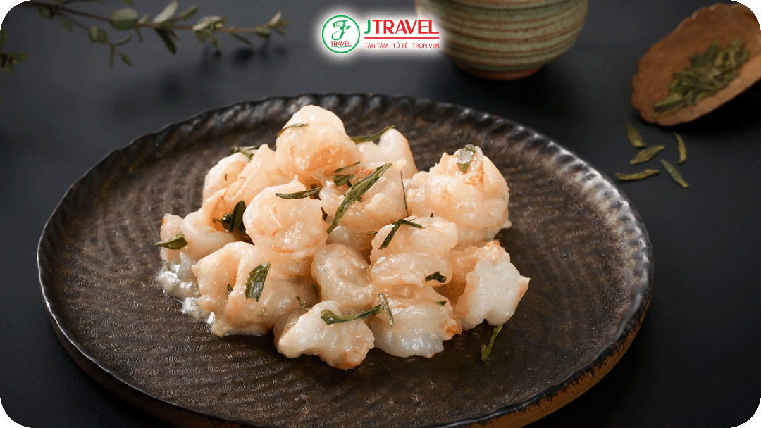 Tôm xào trà Long Tĩnh - Món ăn kết hợp tôm tươi với lá trà Long Tĩnh