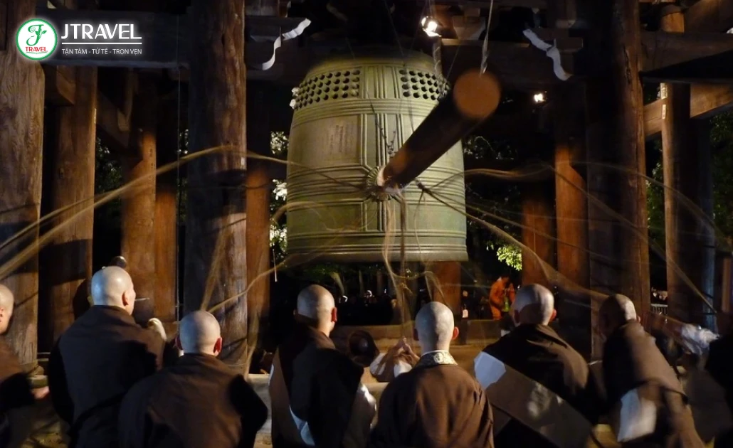 Chùa Nhật Bản rung 108 tiếng chuông đón năm mới