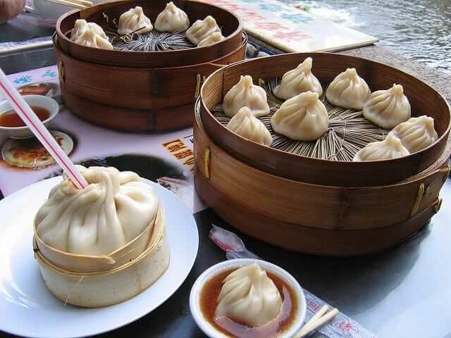 Bánh bao hấp Khai Phong có nước súp đậm đà bên trong