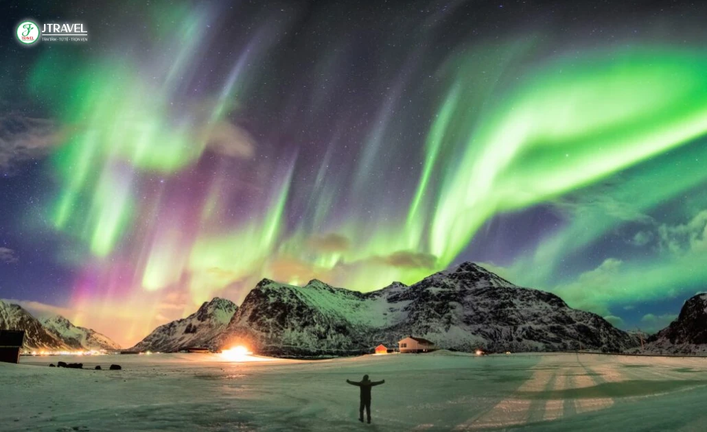 Cực quang rực rỡ trên bầu trời đêm ở Na Uy