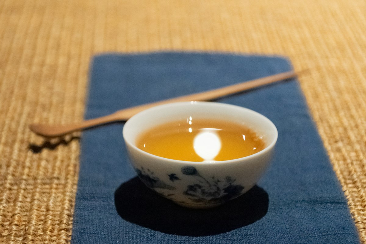 Chén trà và muỗng tre đặt trên chiếu trong buổi trà đạo