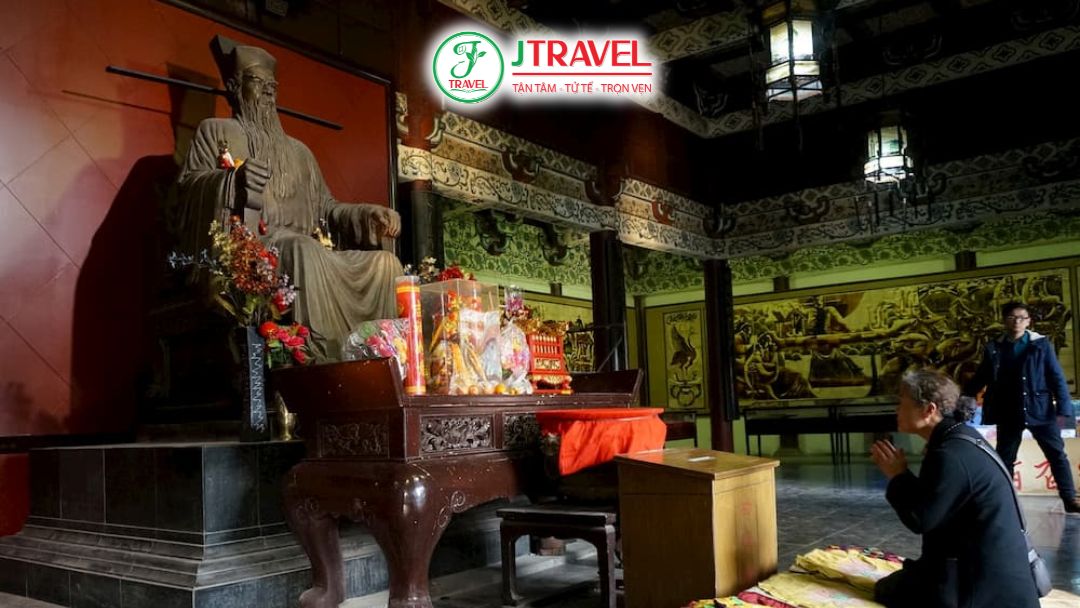 Tượng đồng Bao Công được người dân thờ phụng 