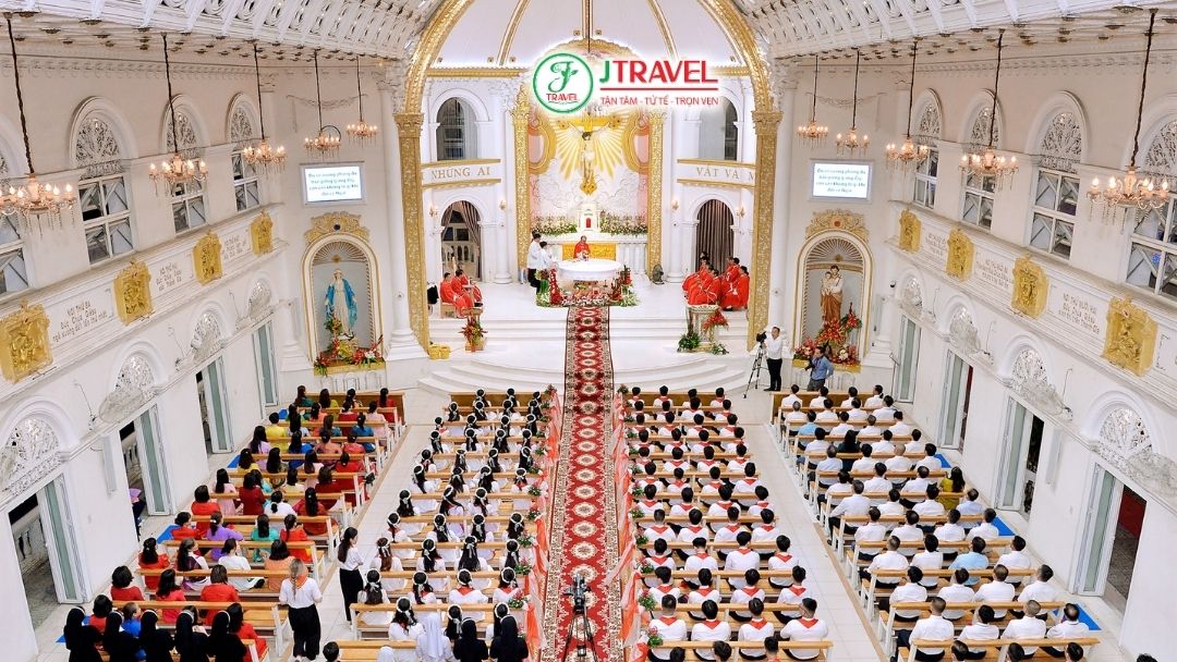 Du khách tìm hiểu văn hóa tâm linh tại điểm hành hương nổi tiếng