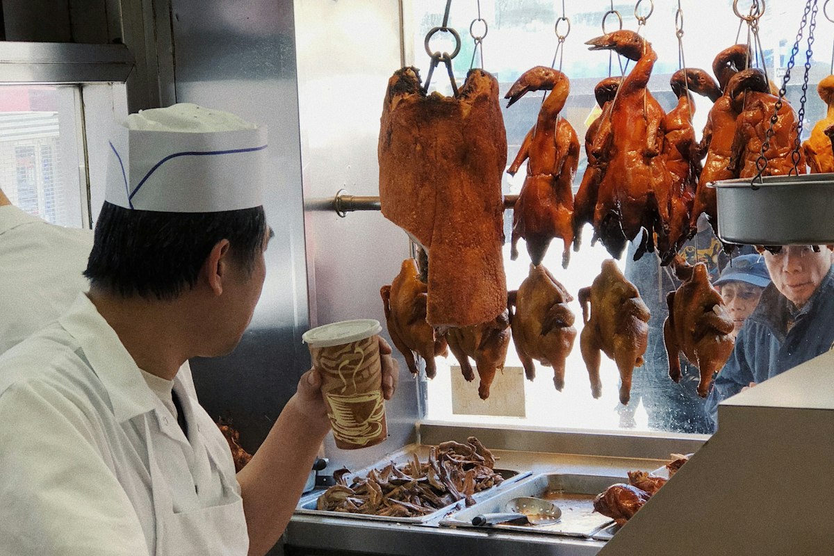 Vịt quay Bắc Kinh treo trong bếp nhà hàng