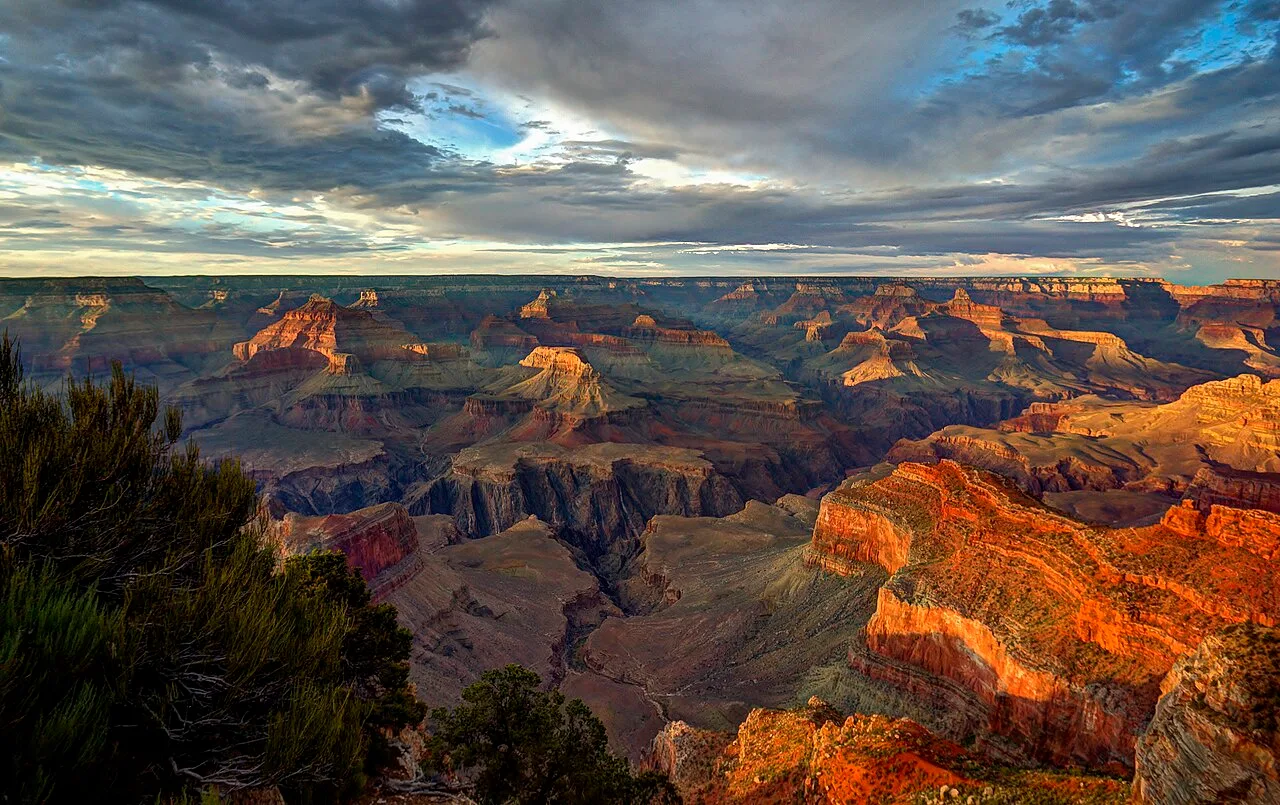 Hoàng hôn Grand Canyon, thời điểm vách đá chuyển màu đỏ thẫm