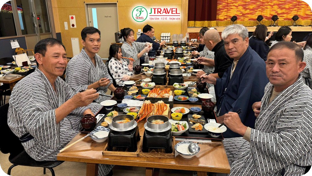 Bữa ăn được cân đối giữa ẩm thực Nhật và món Á, phù hợp khẩu vị người Việt