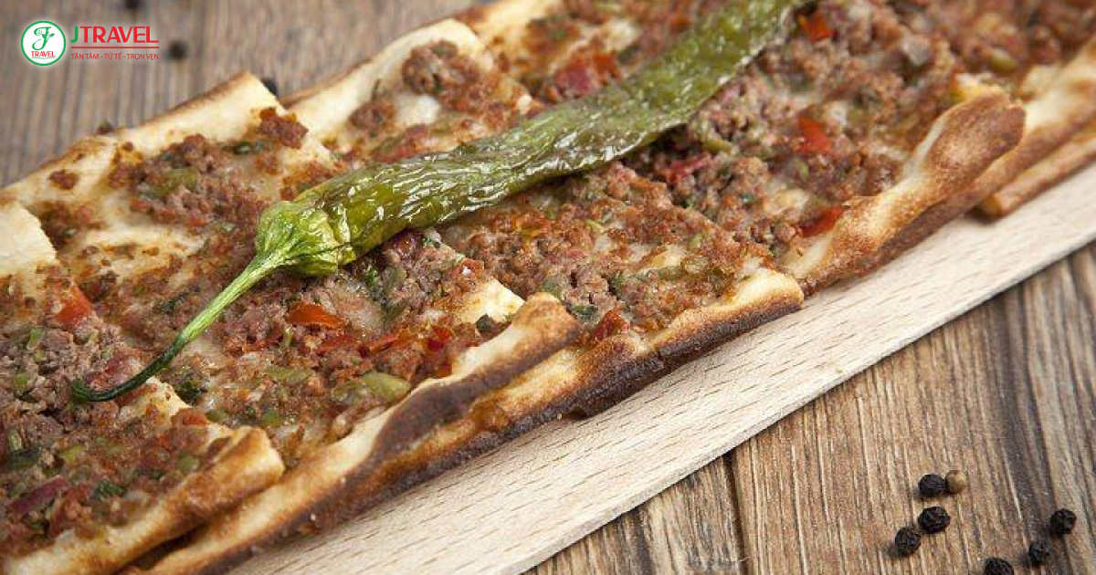 Món Etli Ekmek bánh mì thịt nướng kiểu Konya với lớp vỏ giòn rụm