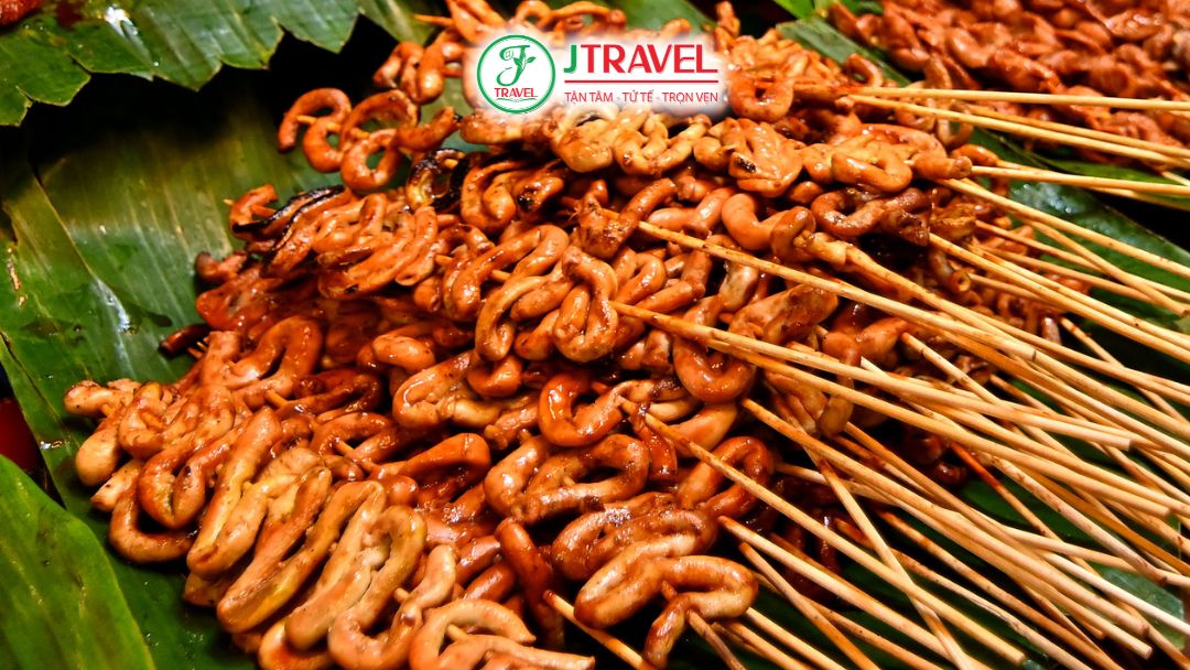 Món isaw nướng than chấm sốt đậm đà Philippines